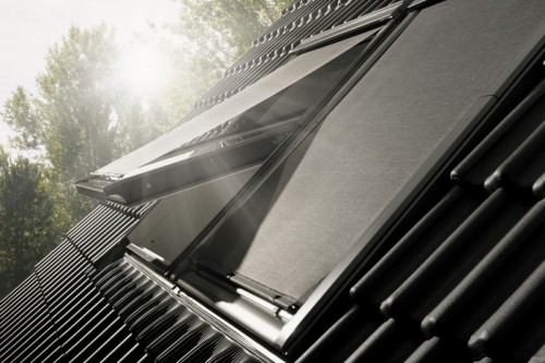 Ein schwarzes Dach mit einem Fenster, das Sonnenlicht hereinlässt