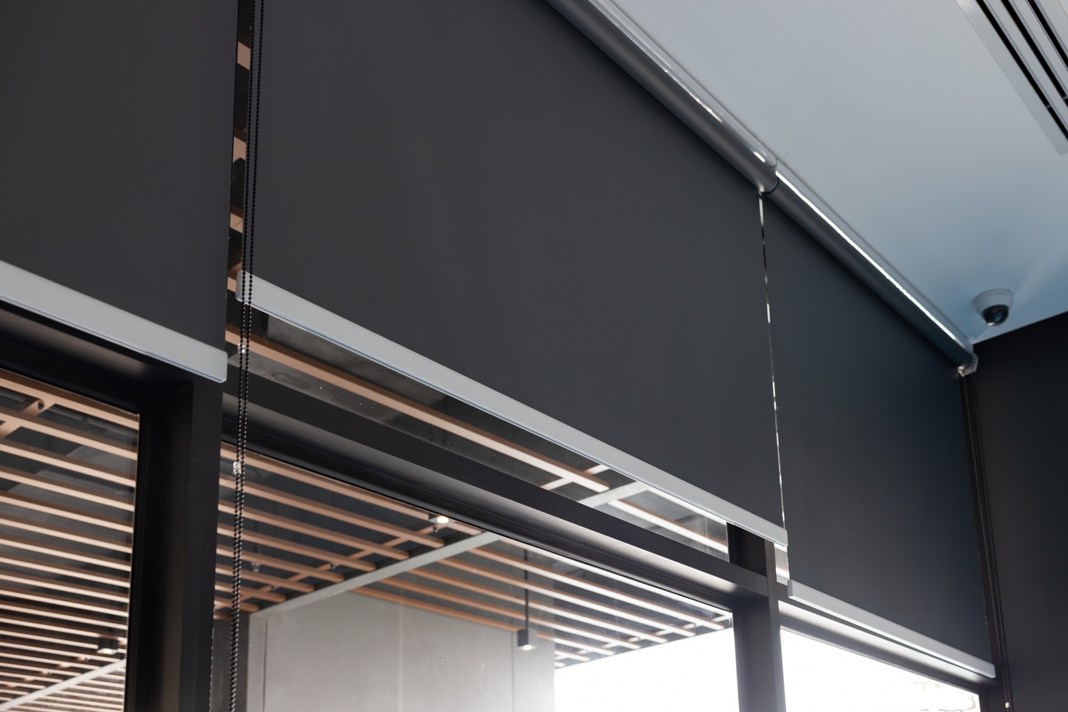 Ein Fenster mit einem vollständig heruntergelassenen Sichtschutzrollo