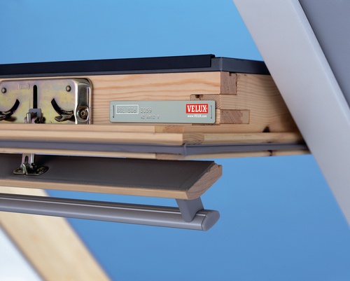 Typenschild am Rand vom Fenster